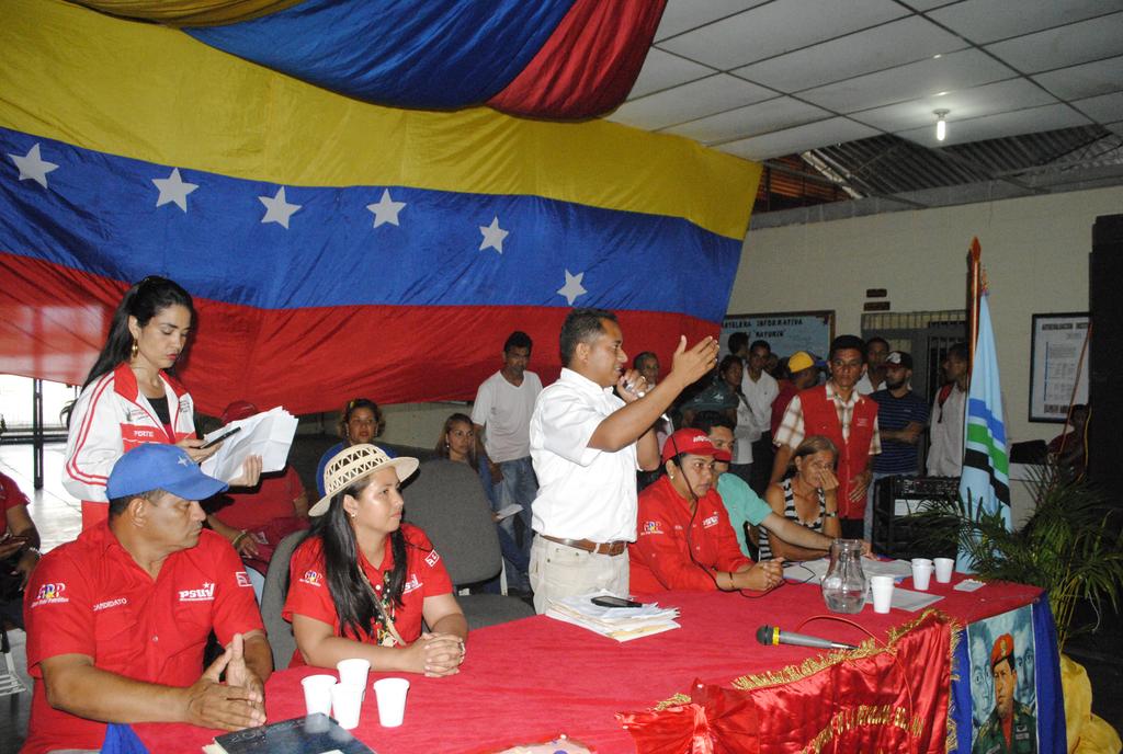 Reinaldo_PSUV's tweet photo. En #GobiernoDeCalle d @yelitzePSUV_ entregamos mesas sillas, materiales y herramientas a la ETIR @SalaMonagas_ https://t.co/ODJaiGtSSB