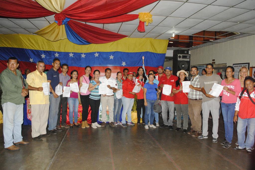 Reinaldo_PSUV's tweet photo. En #GobiernoDeCalle d @yelitzePSUV_ entregamos mesas sillas, materiales y herramientas a la ETIR @SalaMonagas_ https://t.co/ODJaiGtSSB