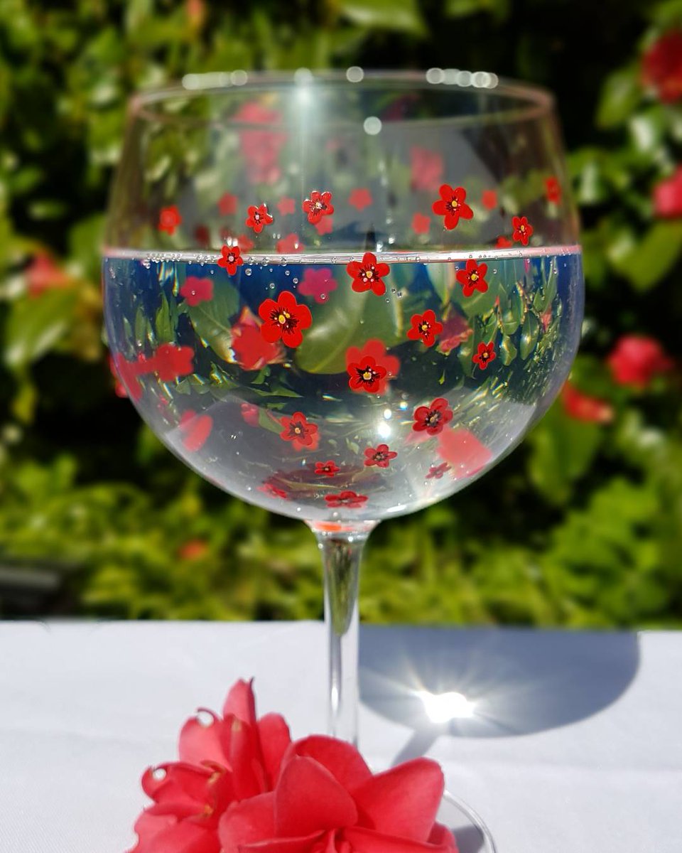 NEW listing Large Hand Painted Poppy gin glass 
etsy.com/uk/listing/597… #handmadehour #ginlover #ginoclock #etsy