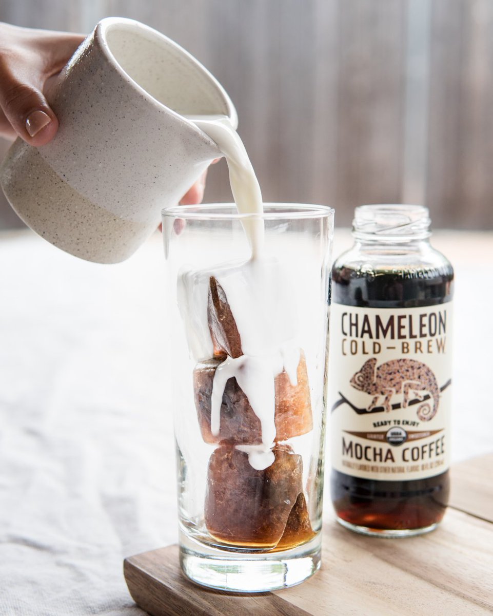 ChameleonCoffee's tweet image. Looking for a way to upgrade your classic cup? Try out our favorite hack: cold-brew #COFFEECUBES! Pour your favorite flavor into an ice tray overnight &amp;amp; enjoy this treat the next day over a splash of dairy 😍😍😍