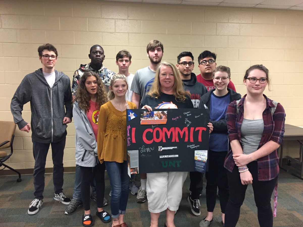 christinaking41's tweet photo. Bridges students committing to college/military!#BridgesBulldogs #GCISDDecisionWk https://t.co/9pu9vuV0wh