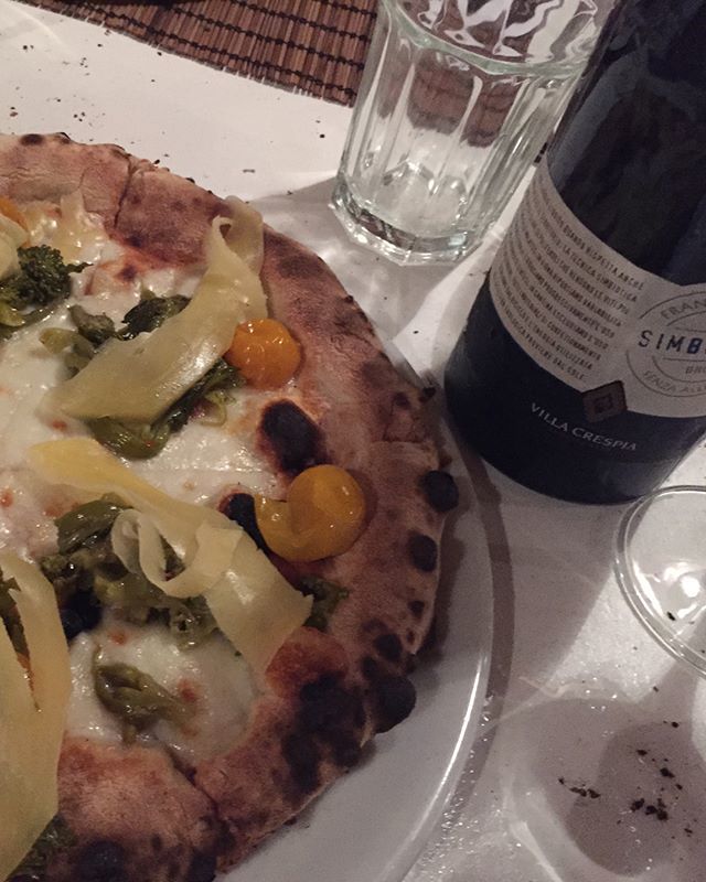 villacrespia's tweet photo. Simbiotico Brut and pizza by our friend pizzaiolo @paologhidini_official owner of @pizzeriaalfienile 🍕 https://t.co/B5qxt2r5Ti https://t.co/Jhnquh4TB9