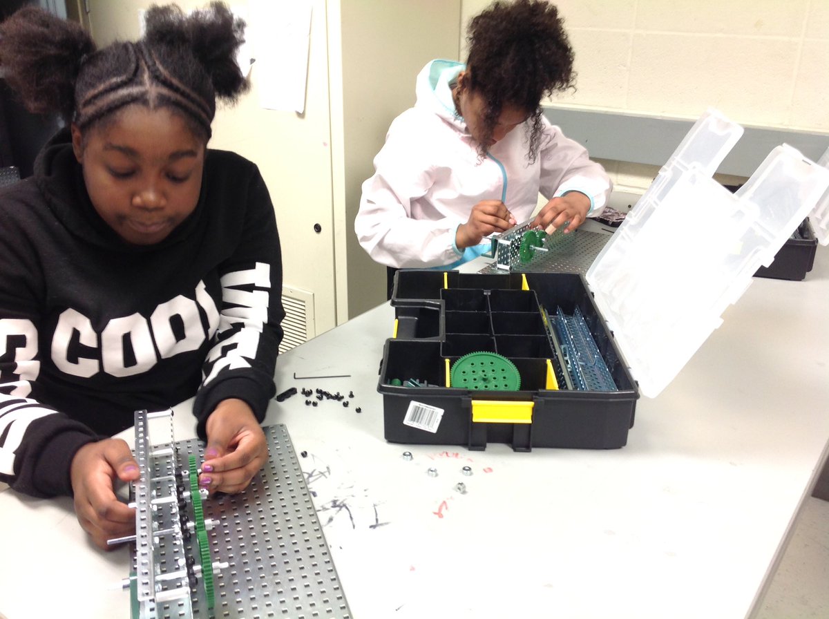 bcspltw's tweet photo. #pltwgtt vex robotics introduction! Future mechanical engineers in the making. #BCMSSTEAM #bcproud https://t.co/4wgJ8elcwc