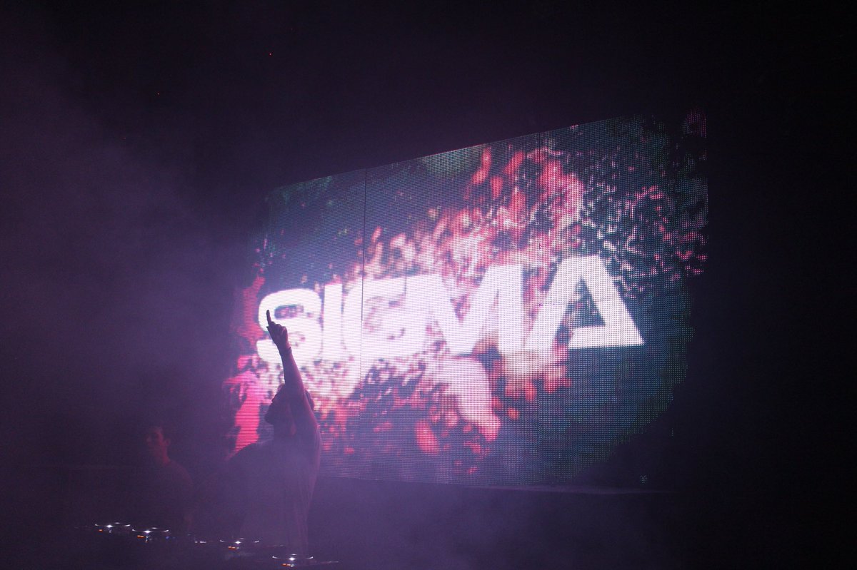 opticmotion_'s tweet photo. @sigmahq smashing their DJ set and @injamusic on the mic at @swxbristol. Operating the visuals was definitely a highlight for us at Optic Motion. #visuals #VJ #DJ #DNB #sigma #music #production #club #hardwork #picoftheday https://t.co/AW2M6TjsvH