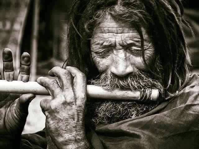 إذا مزقني معشوقي
لا أتأوه ولا أقول أن هذا الألم منه.
عندنا، الكل أعداء، هو فقط الصديق
لا تصح شكوى الصديق إلى العدو.