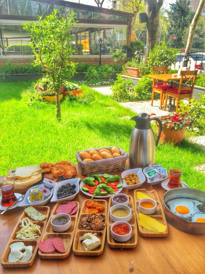 エリコ通信社ニュース トルコの伝統的な朝食 朝食はトルコ語で Kahvalti カフヴァルトゥ トルコでは朝食 特に休日の 朝食がとても重要ですね トルコ 朝食 Turkish Breakfast أطباق الفطور التركي التقليدي T Co Laqok2g1dz