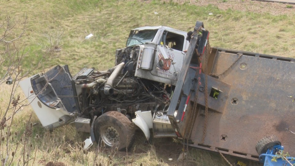 Media371's tweet photo. .@JKMTowing starting recovery of a truck in the ditch at Burloak Drive and the QEW in #BurlOn. @HaltonPolice Collision Reconstruction Unit and @HRPSCMV continue to investigate. https://t.co/2iU88Nr58P