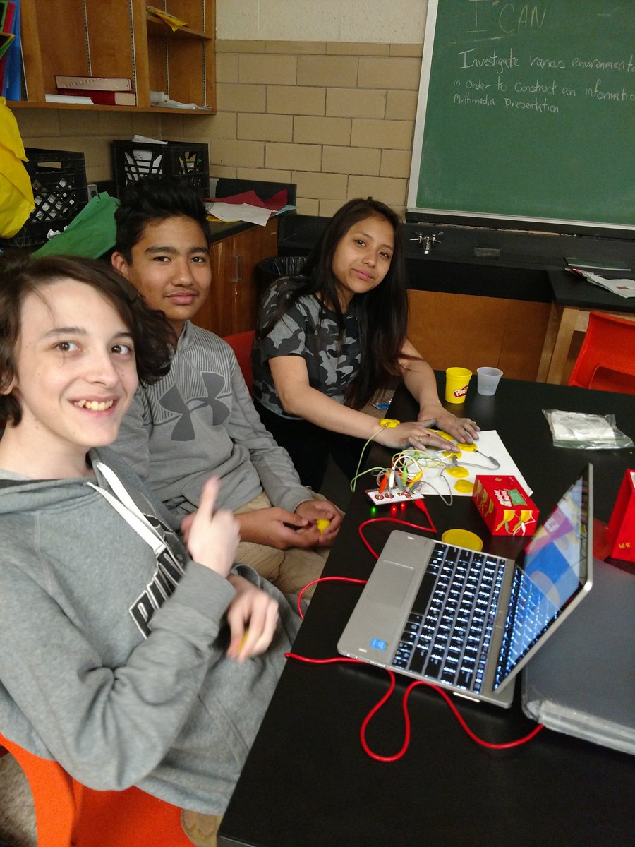 SavageScienceDM's tweet photo. DMS 7th graders building their own video game controllers and piano keyboards using the #makeymakey devices @DMS__PLTW @DundalkMS @BaltCoPS @CTE_BaltCoPS @APDeb4 @BCPSSci https://t.co/kI1T6K9Sp5
