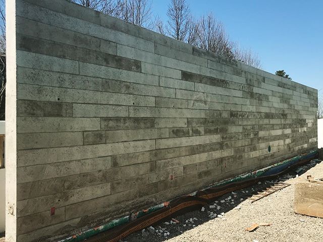 CalibreConcrete's tweet photo. A 50ft feature wall down the middle of the house. We’re so happy with how this one turned out. Can’t wait to see how this looks all finished! #boardform #featurewall #modern #concreteforming #periformwork #contractorsofinsta #Calibre #Concrete #truetoform https://t.co/IuDCIyxf5q https://t.co/WwwUGhsRJP