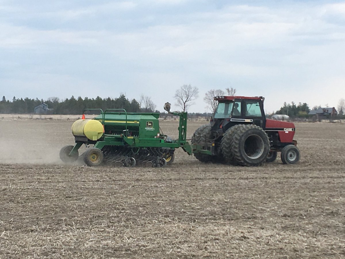 McphailShelley's tweet photo. #plant18 in Lanark County followed by #repair18 - thought #JohnDeere equipment never broke 🤦♀️ #oats #underseeded to clover. @HaroldMcphail covered in grease while @gblairfarms offers advice and stays spotless 😂 #mightyneighbourly #ontag https://t.co/0MvA5HqzRu