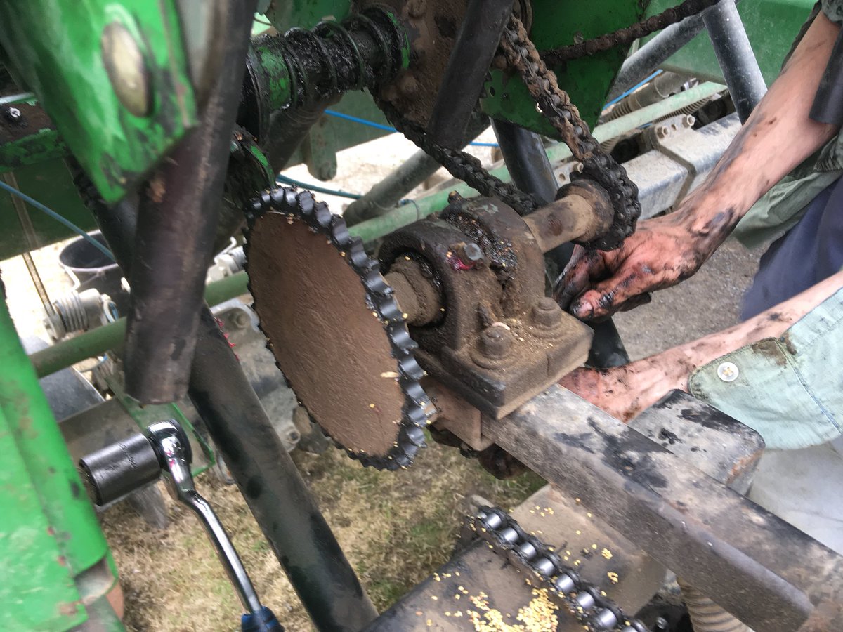McphailShelley's tweet photo. #plant18 in Lanark County followed by #repair18 - thought #JohnDeere equipment never broke 🤦♀️ #oats #underseeded to clover. @HaroldMcphail covered in grease while @gblairfarms offers advice and stays spotless 😂 #mightyneighbourly #ontag https://t.co/0MvA5HqzRu