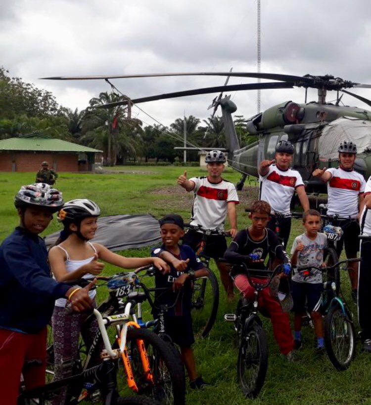 emisoraejercito's tweet photo. #ColombiaEstéreo en Carepa #Antioquia y el #BASPC17 realizaron una tarde deportiva con las familias de los #HéroesMultimisión de la unidad militar, disfrutando de un ciclo paseo, fomentando la campaña «más deporte, más salud» @Ejercito_Div7 https://t.co/jF1hjw8qkX