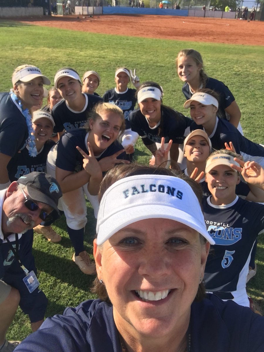 FHSSoftball2018's tweet photo. And that’s a wrap! Winners on SeniorDay! #fearthefalcon #2018softball #KB2 #SG13 #ZV15 https://t.co/gKkof7WT4C
