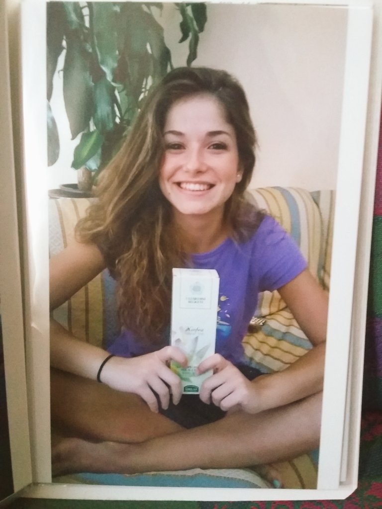 Veronica_Cara's tweet photo. Babbo ha sviluppato questa foto di me da giovincella. Vorrá forse dirmi che quel sorriso va bene per sponsorizzare farmaci ma non basta per studiarli? 🙈😂 https://t.co/LYkwtJOHS3