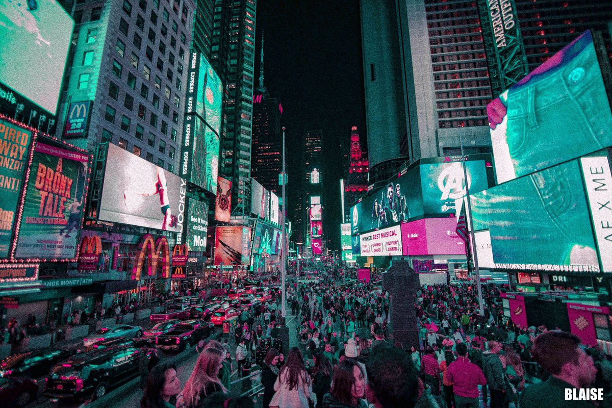 blazejzalewski's tweet photo. #TimesSquare is pretty dope! 🖤 https://t.co/f6FVPmlKOb