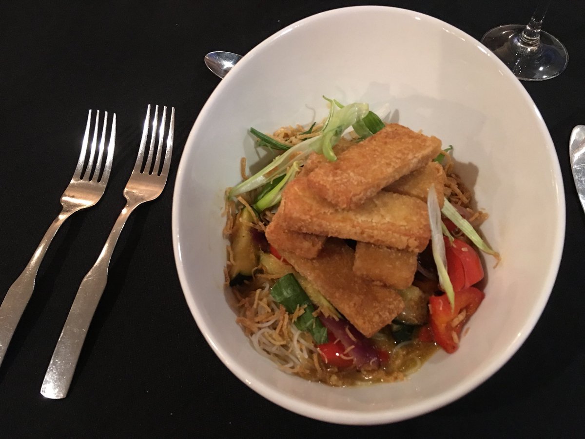 tazimdamji's tweet image. Great end to a lovely day! Chef’s special #veganfood (ad) @GotoSaguenayLac #cestgeant #saguenaylac #saglac