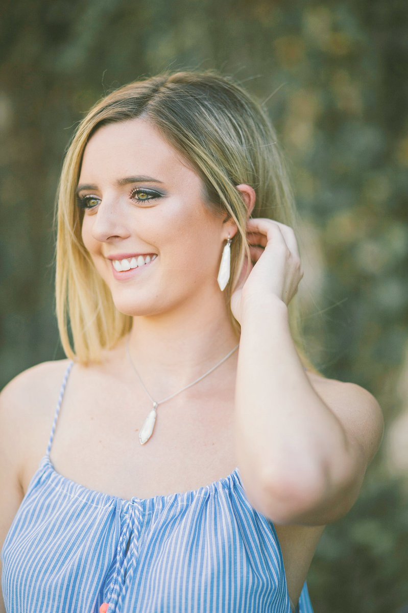 Ohhh hey there 😍 <a href="/alyssabarton10/">Alyssa Barton</a> is rocking our new Kendra Scott 💖☺️😘