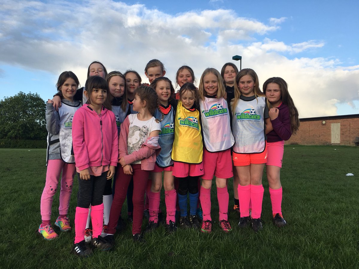 ChinnorWildcats's tweet photo. So today we allowed the girls to expand on a theme and let their imagination run wild(cats).  It ended up being Cats &amp; Dogs versus Slug monsters.  Loads of dodging, changing in direction and pace, and certainly loads of laughs

@OxfordshireFA #SSEWildcats https://t.co/by7feDxGEg