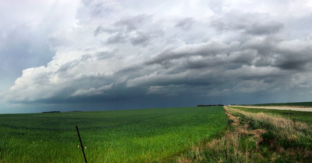 KatieTheWXLady's tweet photo. 3:45 PM: We’re near Kingman looking northwest at the severe thunderstorm rolling through Turon now. #kswx #kansas #storms #ksnw @KSNNews @KSNStormTrackr3 https://t.co/lRLCFGhZvF