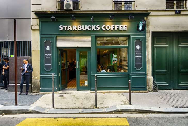 Starbucks se fundó en 1971 y revolucionó el mercado de la cafetería. Su nombre proviene de Moby Dick, la célebre novela del escritor estadounidense Herman Melville, publicada en 1851. Uno de sus personajes, el primer oficial de la nave del Capitán Ahab, se llamaba Starbucks.