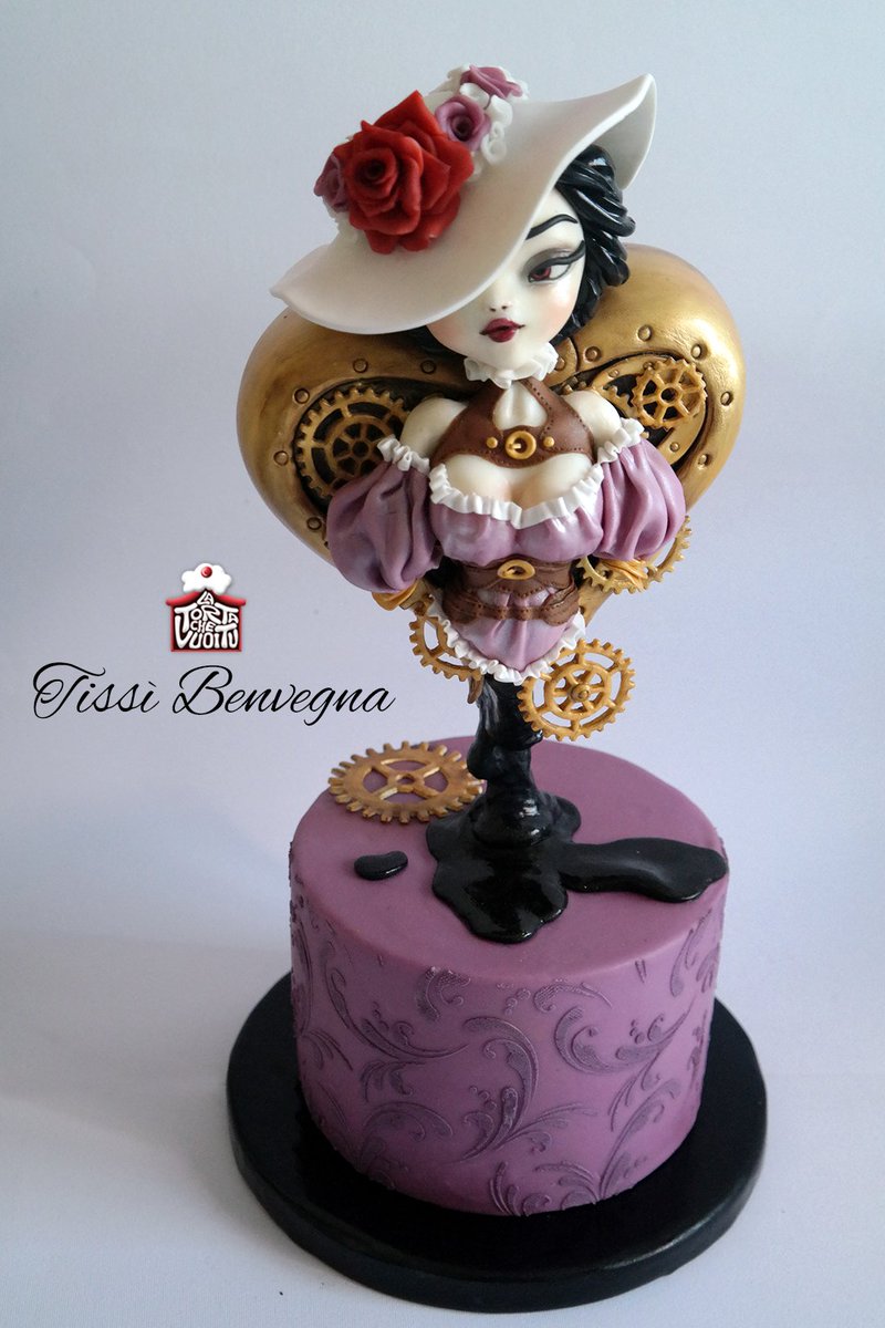 CakeConInt's tweet photo. Edible Art by @TissiBenvegna @MadameMechanika inspired by Joe Benitez for @CakeConInt  @WizardWorld   #ladymechanika #joebenitez #steampunk #cakeart #sugarart #cakeartist #cakes https://t.co/xj6E7WRKco