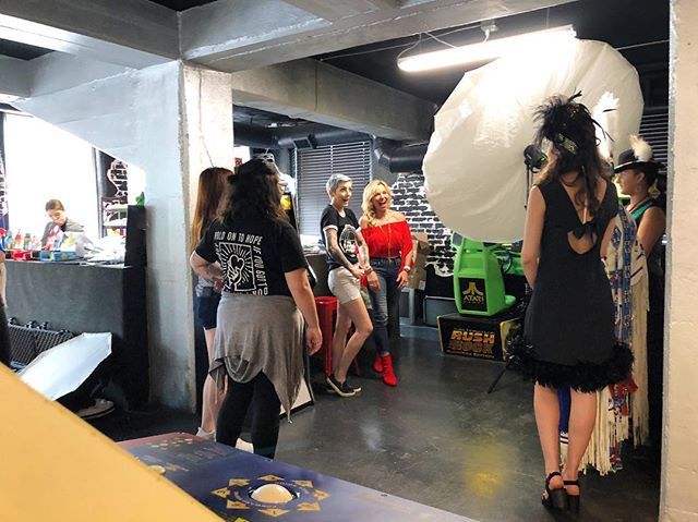 depict_media's tweet image. Had waaaay too much fun hanging on-location today for @splurgeict’s fashion shoot! 🙌💯 | #magazinelife #loveict #wichitaks #fashionshoot #socialmediamarketing #smm #sociallove ift.tt/2FBC8LZ