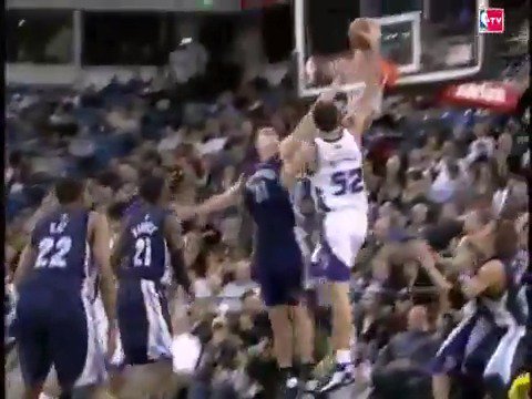Since it’s 5/2, let’s take it back to when No. 52 took flight for this major jam! ✈️ https://t.co/ieGKJrKicY