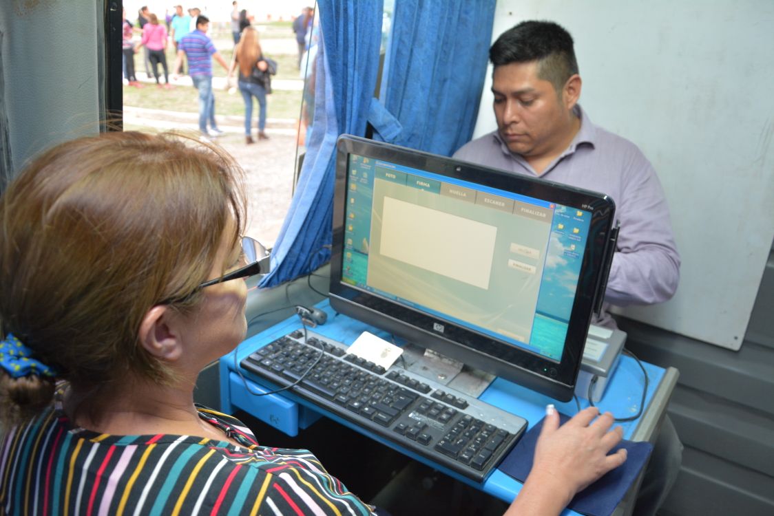 RegCivilSalta's tweet photo. 276 VIVIENDAS: Hoy participamos de la entrega de viviendas en el Huaico. Estuvimos a disposición para que todos los beneficiarios pudieran tramitar su DNI con el nuevo domicilio! https://t.co/YlyDEH7P7M