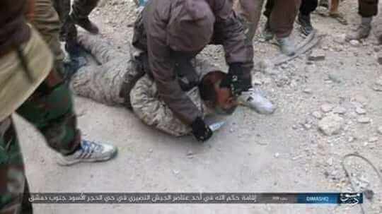 PhoenixSYR's tweet photo. في الحرب مع #داعش بريف #حلب الشرقي تم العثور على سكاكين #أمريكية تجعلك تقف مذهولاً من شدّة حدّتها أضعاف شفرة الحلاقة!
3/3 https://t.co/vEVoGuEsFY