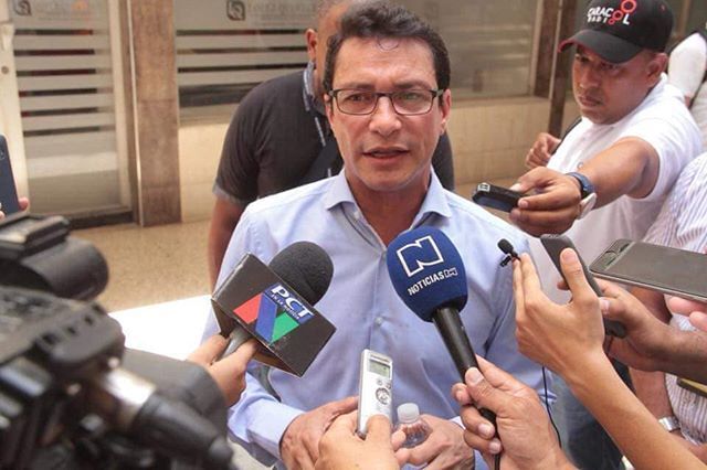 Elrinconsamario's tweet photo. #SantaMartaEnESM “Pido garantías jurídicas al Fiscal General y pronunciamiento del Presidente Santos”: Caicedo

Previo a la audiencia en su contra en La Fiscalía seccional Santa Marta, Carlos Caicedo Omar aseguró no tener garantías jurídicas frente a los cuestionamientos que… https://t.co/ejyjE2VFSR