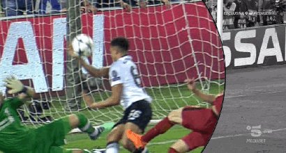 sportmediaset's tweet photo. #ChampionsLeague, la moviola di #RomaLiverpool, mancano due rigori ai giallorossi 
>https://t.co/RIvAGPMpTc< https://t.co/fopDHjy99X