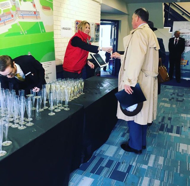 WendyGlancy's tweet photo. Never been so cold in my life @ponteraces but it was a pleasure handing out todayโs #magic500 free Prosecco #racing #prosecco #pontefract https://t.co/EN3rUIo3zW