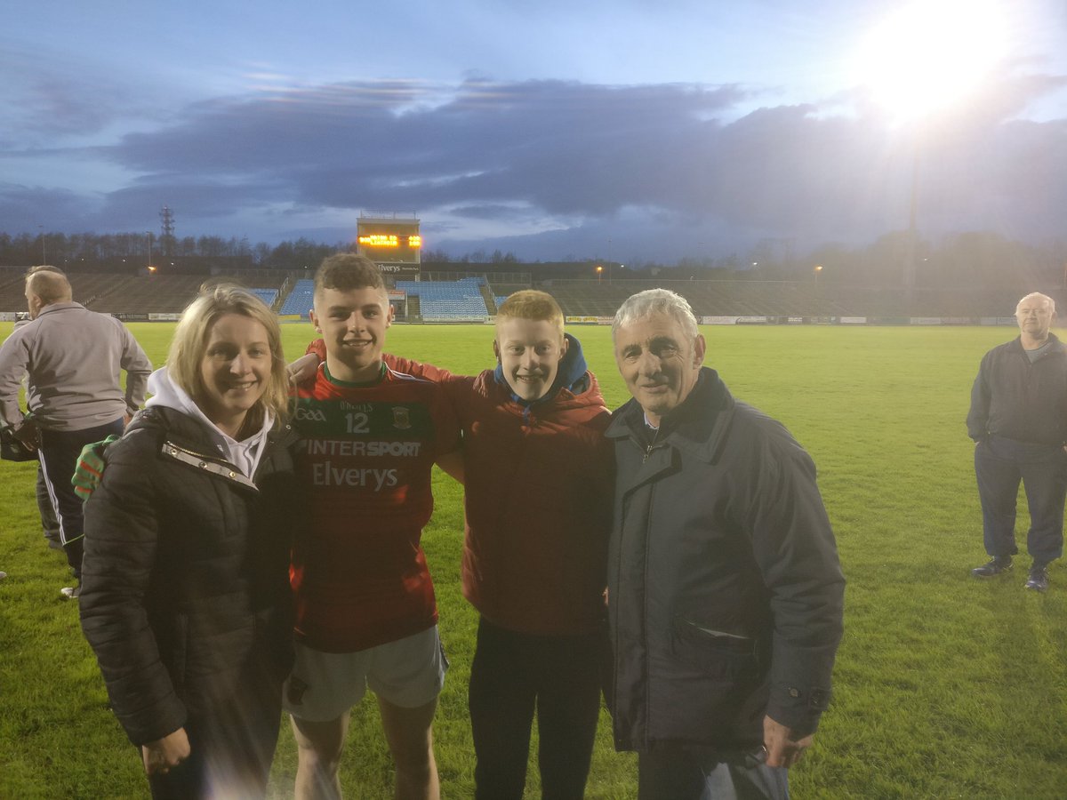Lee Traynor, pictured with Mother, Susan, Brother, Matthew, and Grandad, Michael. Lee put in a superb display, scored 5 points from play. Earlier on in the night Brendan Carr hit 7 points and put in a man of the match performance for the Mayo Juniors. A great day for the parish👑