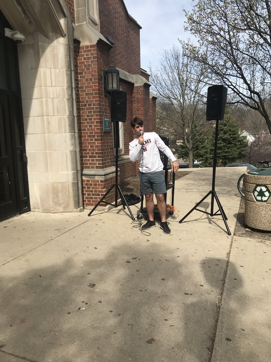 GBWCounseling's tweet photo. Seniors give back week and today was Karaoke outside of Biester! Thanks to counselor Ms. Culloton for organizing such a great week! @GWHilltoppers @GWWestNation @GlenbardDist87 #EXITwithPRIDE #Seniors2018 https://t.co/GGRvflTGp3
