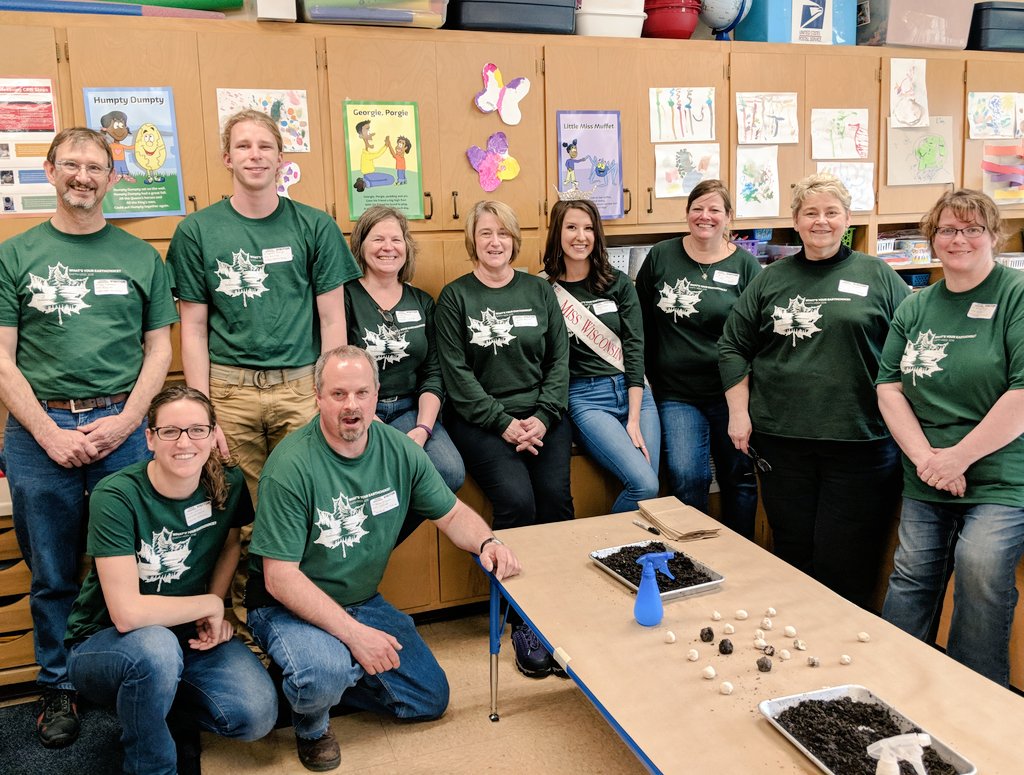 AllyRat14's tweet photo. Big thanks to Humke Elementary and their teachers for having @DomtarEveryday and @the_sca out today to make #seedballs! #SCAEarthMonth #selfie #EarthDay2018 #EarthWeek #pollinators https://t.co/HCCmPzFrLa