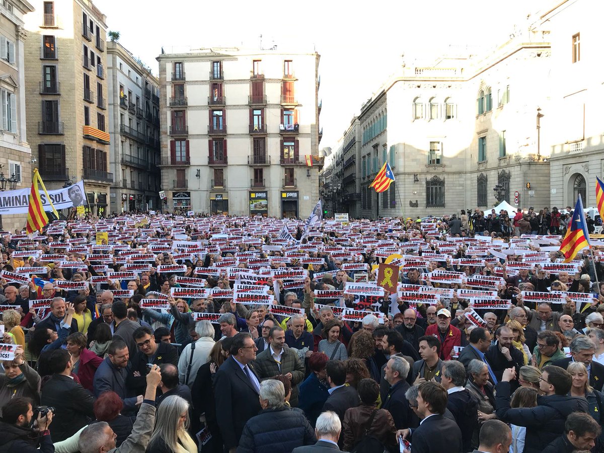 junqueras's tweet photo. Sortirem més forts del que vàrem entrar i en sortirem sense cap odi ni rancúnia perquè malgrat que no oblidaremen tots volem continuar construint des de la pau i en pau un país millor per als nostres fills. https://t.co/l0bJ10OYec