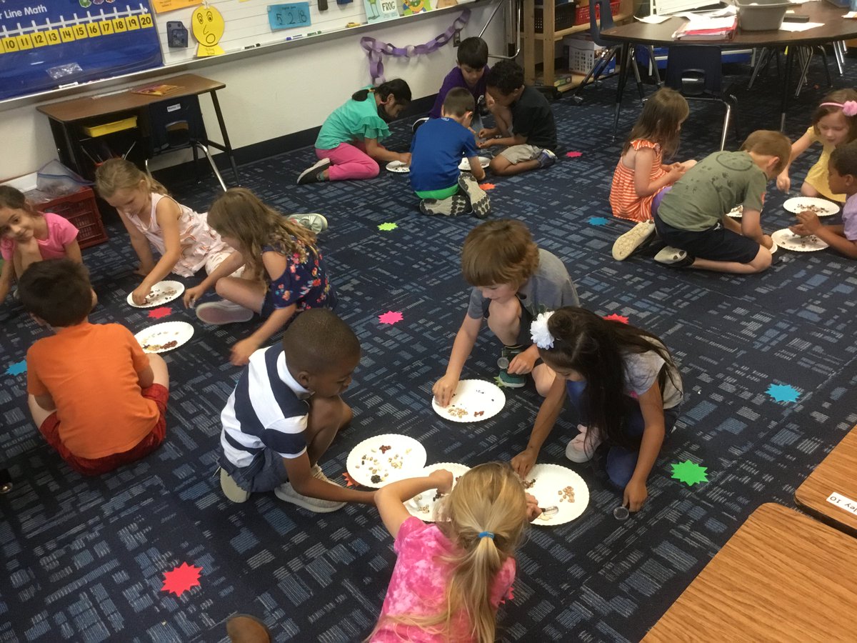 ShaLynnaMosley's tweet photo. Students had fun with a seed exploration lab today.  #1MidwayScience @WoodwayElem https://t.co/ESdxBDHflc