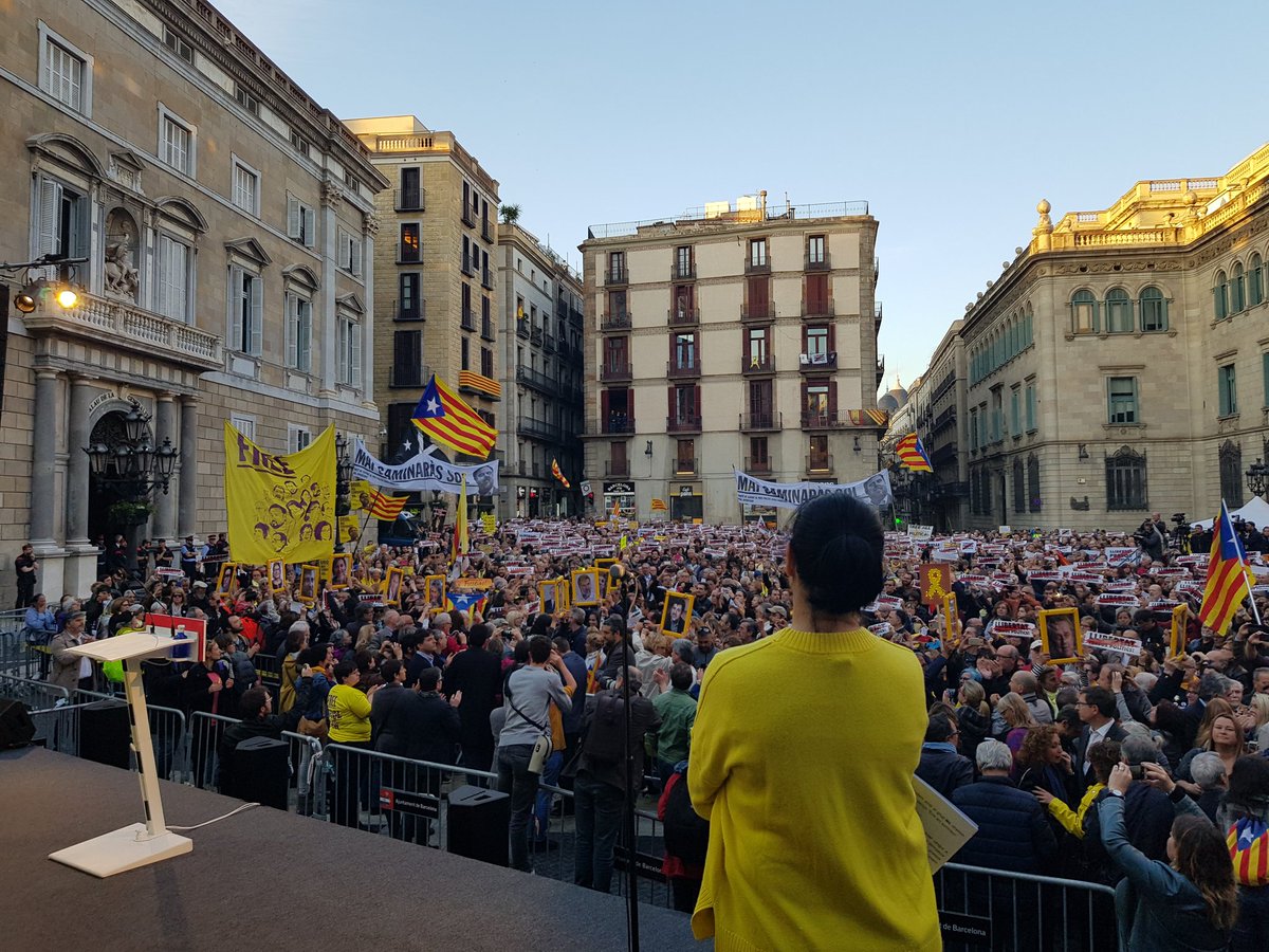 junqueras's tweet photo. Sortirem més forts del que vàrem entrar i en sortirem sense cap odi ni rancúnia perquè malgrat que no oblidaremen tots volem continuar construint des de la pau i en pau un país millor per als nostres fills. https://t.co/l0bJ10OYec