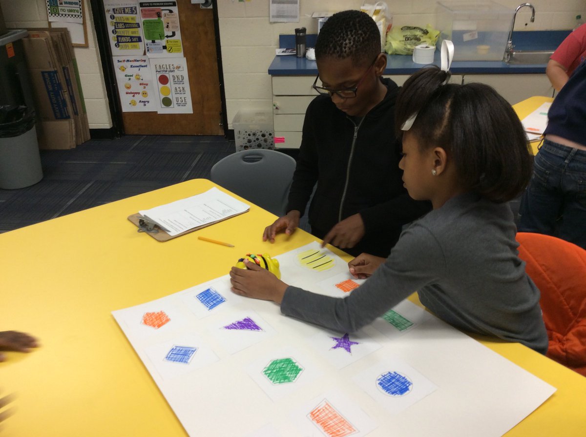 2ndgradesgreat's tweet image. Geometry with Bee Bots. @Symington_hmc1 @HMC1MeYouUs @HayetWoods #mathrules #4C’s #mixthingsup #problemsolving