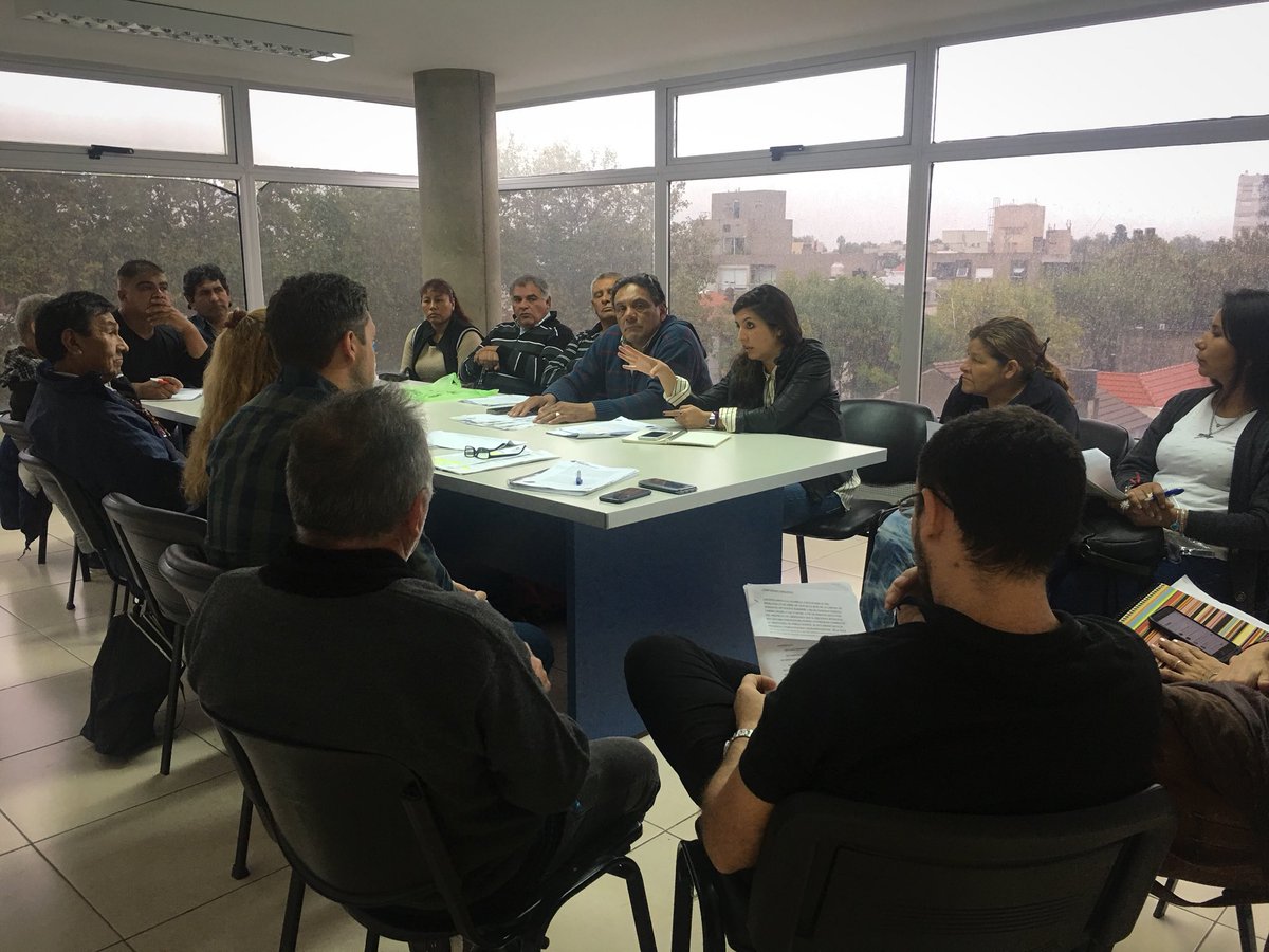 danyvilar's tweet photo. Seguimos trabajando para encontrar respuesta a las problemáticas que están atravesando las ferias del distrito como consecuencia de las políticas de ajuste que lleva adelante el gobierno.

Junto a feriantes lomenses, concejalxs y el ejecutivo municipal.

#HCDLomas https://t.co/SlhpOsP4z0
