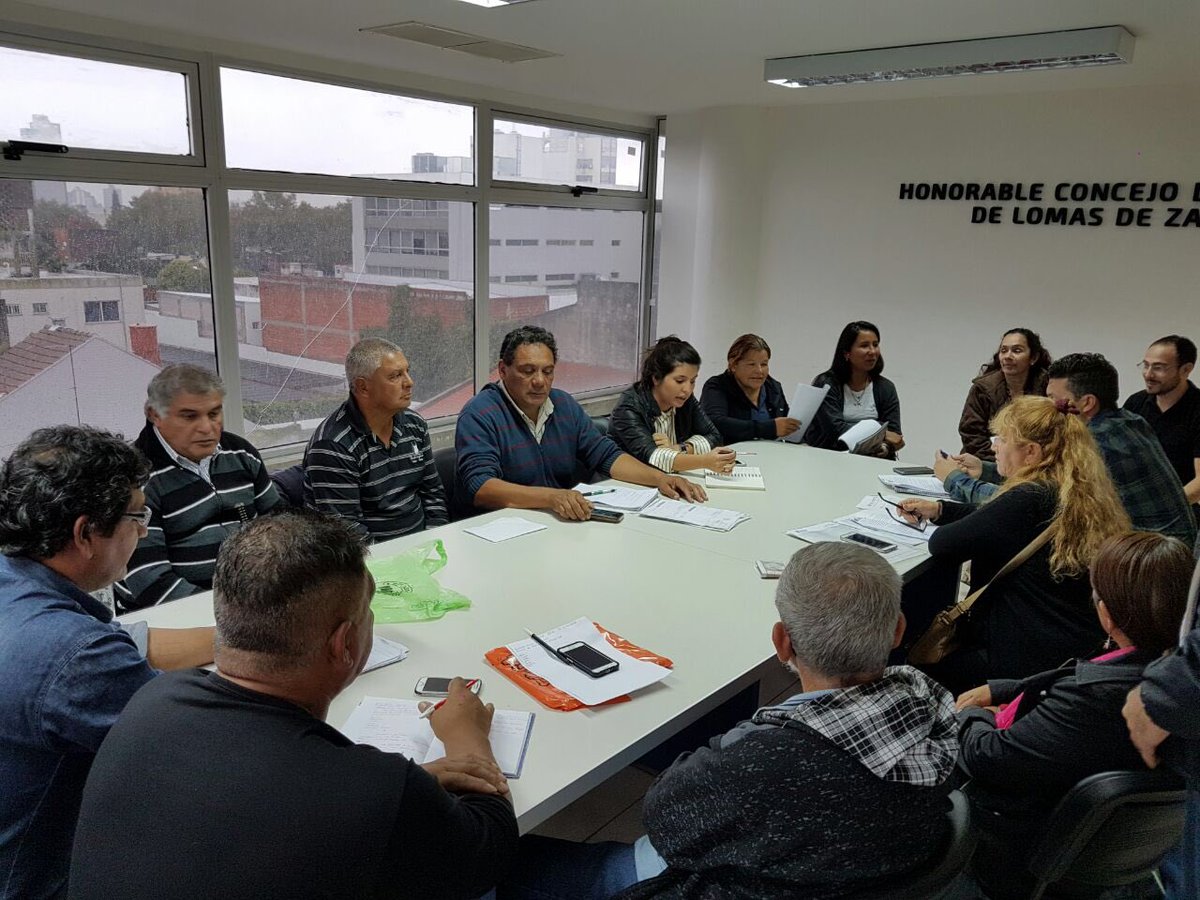 danyvilar's tweet photo. Seguimos trabajando para encontrar respuesta a las problemáticas que están atravesando las ferias del distrito como consecuencia de las políticas de ajuste que lleva adelante el gobierno.

Junto a feriantes lomenses, concejalxs y el ejecutivo municipal.

#HCDLomas https://t.co/SlhpOsP4z0