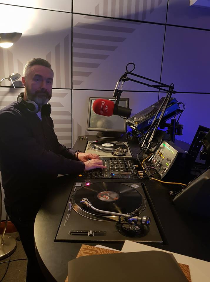 Here's guest DJ Niall Comiskey from <a href="/DublinSoul/">Soul Fusion Dublin</a>
warming up for tonight's <a href="/RTEback2basics/">Back2Basics on RTE Pulse.</a>  on @rtepulse. We're giving away 2 guest list passes to the <a href="/vinyl_dublin/">VINYL Dublin</a> this weekend. Check out Niall's records at 11pm via DAB, Virgin Media, Soarview, rte.ie/listen/pulse