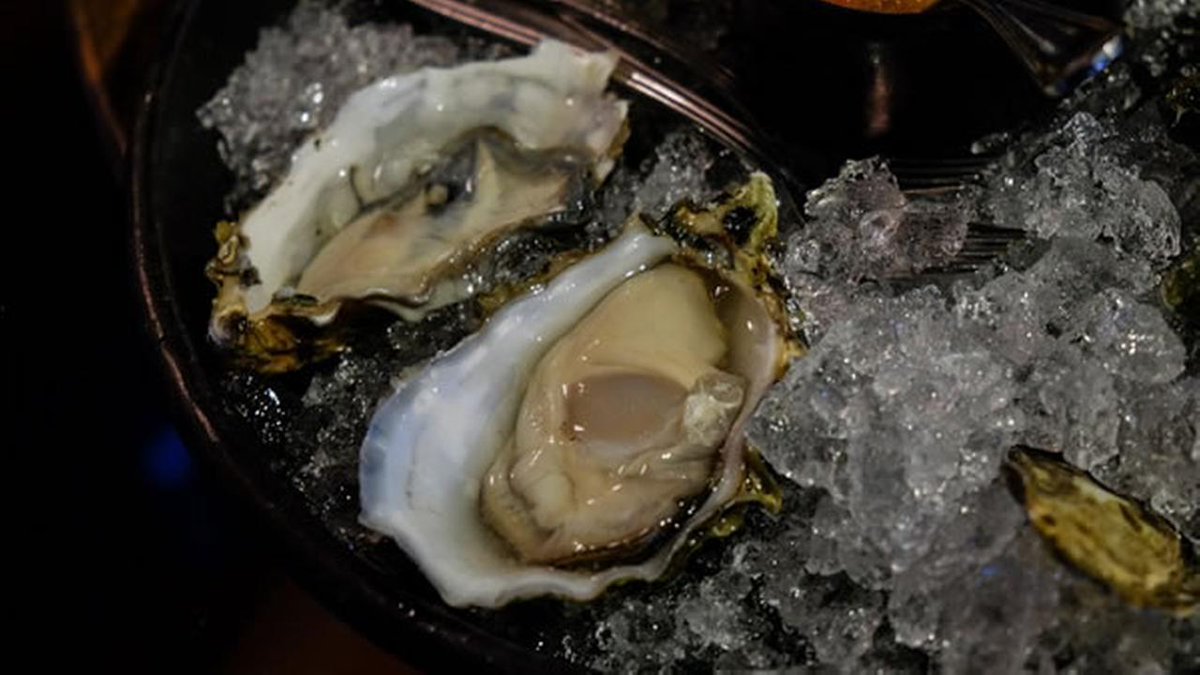 ABC7's tweet image. 100 Californians have contracted norovirus from eating raw oysters from British Columbia in the past week abc7.la/2jmwV1I