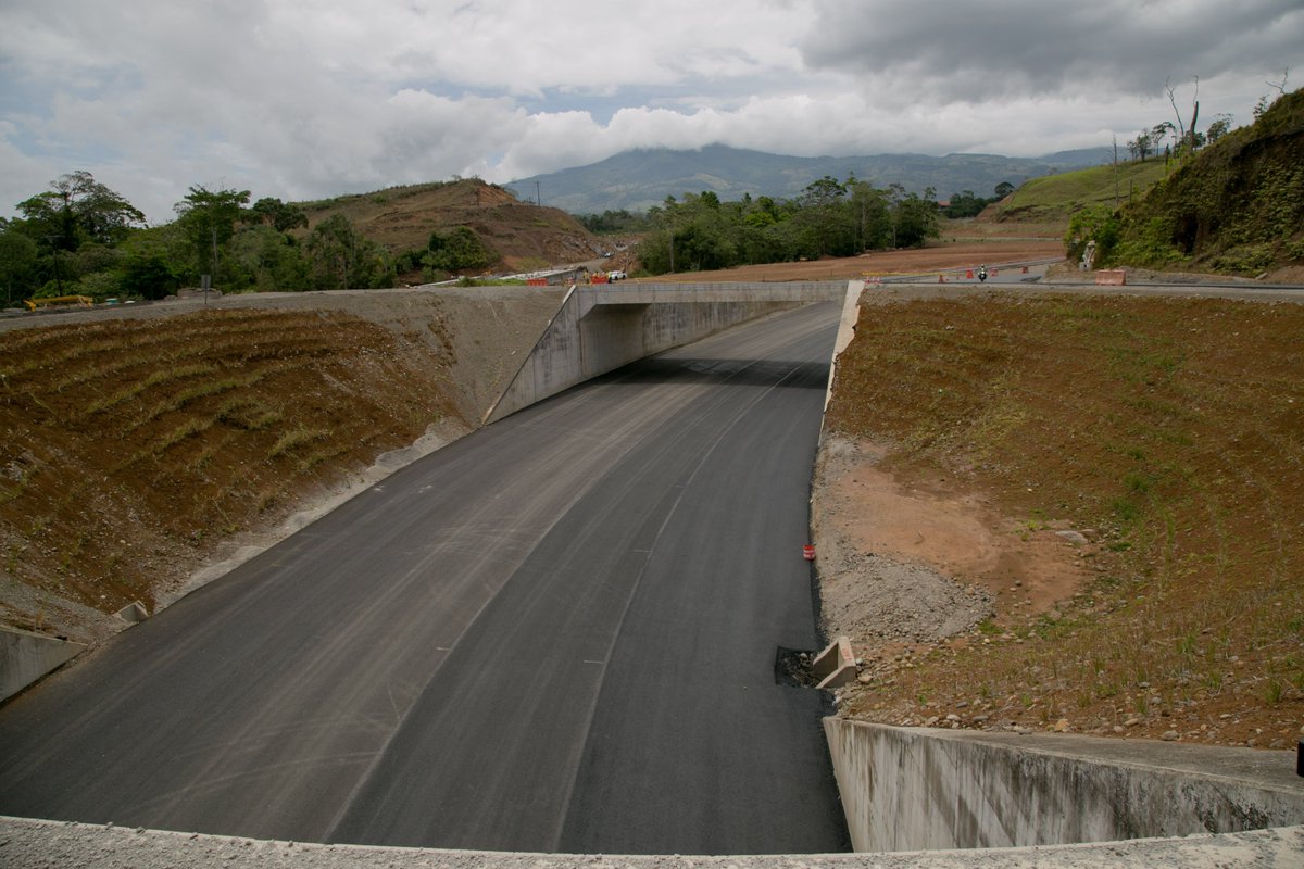 #DejamosUnMejorPaís En el 2016, alcanzamos los mayores niveles de ejecución de crédito externo para el desarrollo de obra pública, duplicando la cantidad de recursos invertidos por cualquiera de las anteriores administraciones desde 1994.