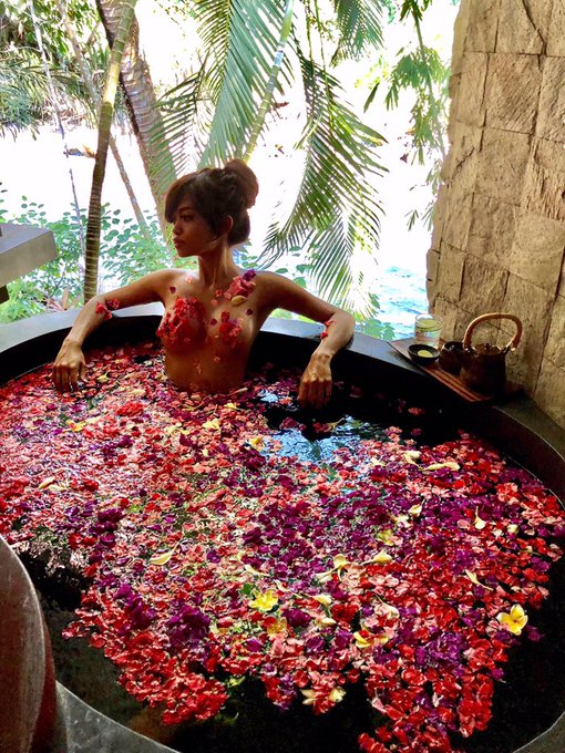 1 pic. Flower bath in Bali 🌸🌺🌷 https://t.co/b1BS3FctpR