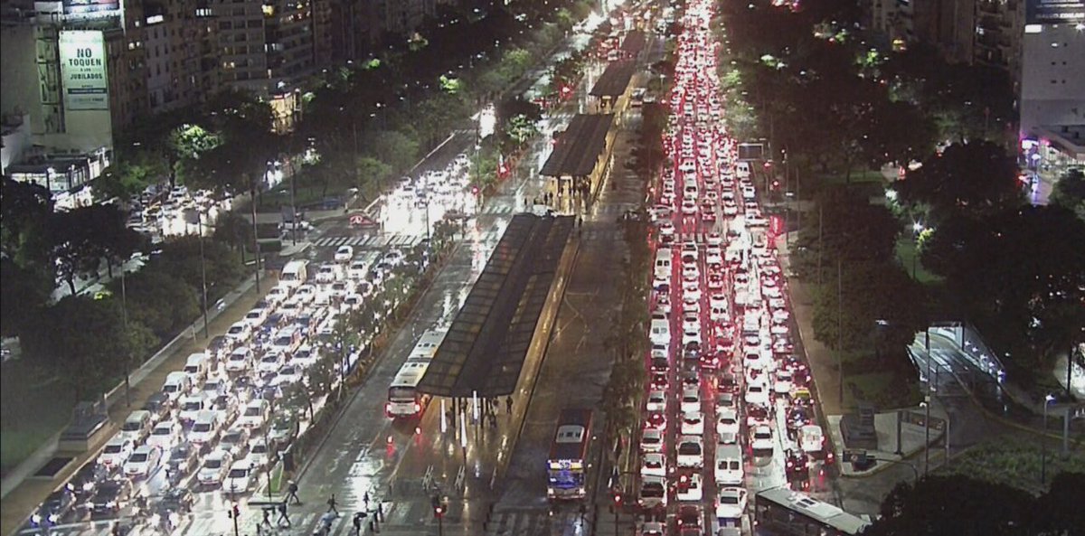 Sintesis_13's tweet photo. ***AHORA***
Así está la Av. 9 de Julio. 
Volver a casa está imposible 
#transito #9dejulio #caos #autos #vueltaacasa #frenados https://t.co/qEs37k6dsZ