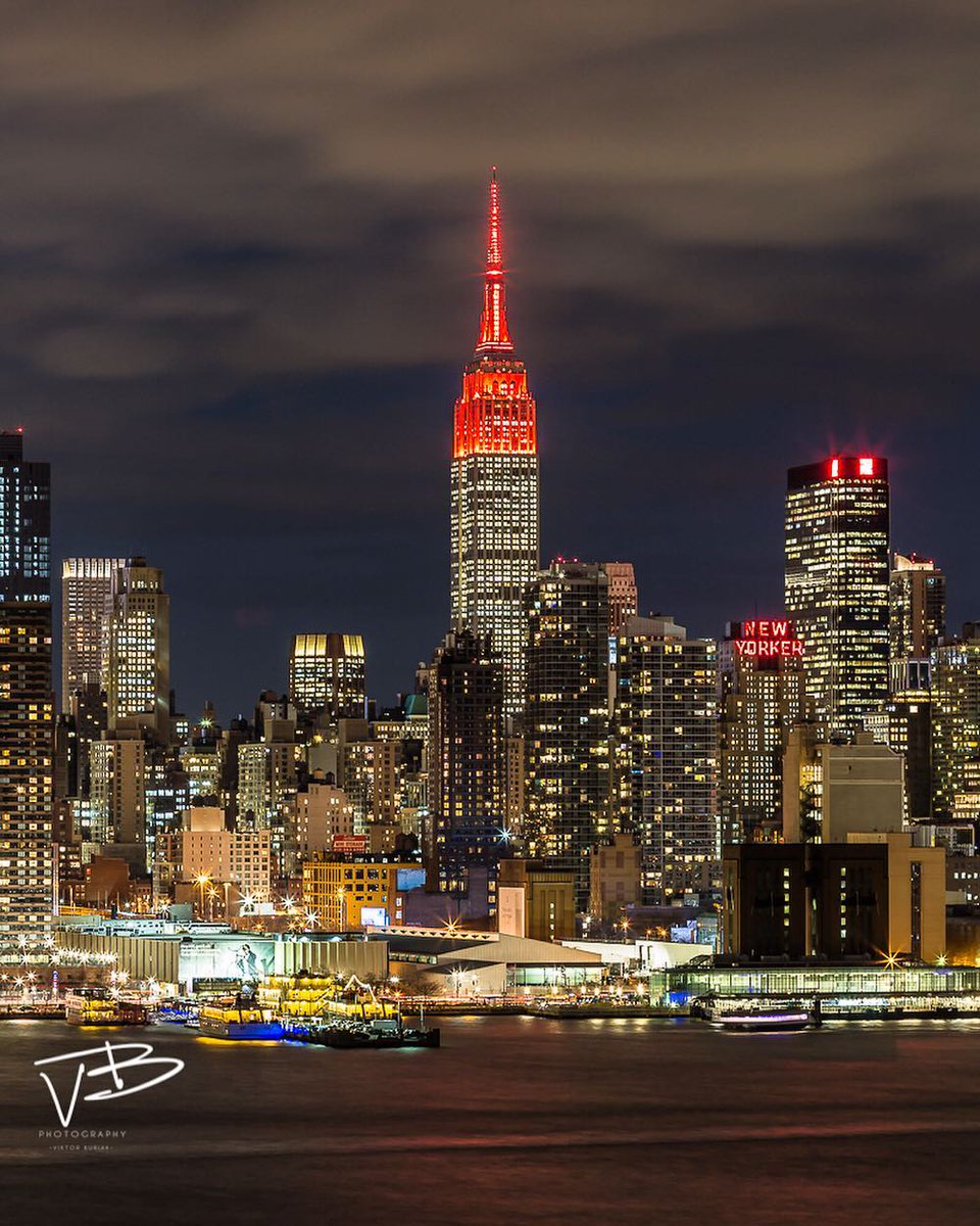 EmpireStateBldg's tweet photo. We’re turning the city skyline red tonight as we honor #WorldBloodCancerDay and @DKMS_us.
📷: vikvik7/Instagram https://t.co/HqeS6JxRkI