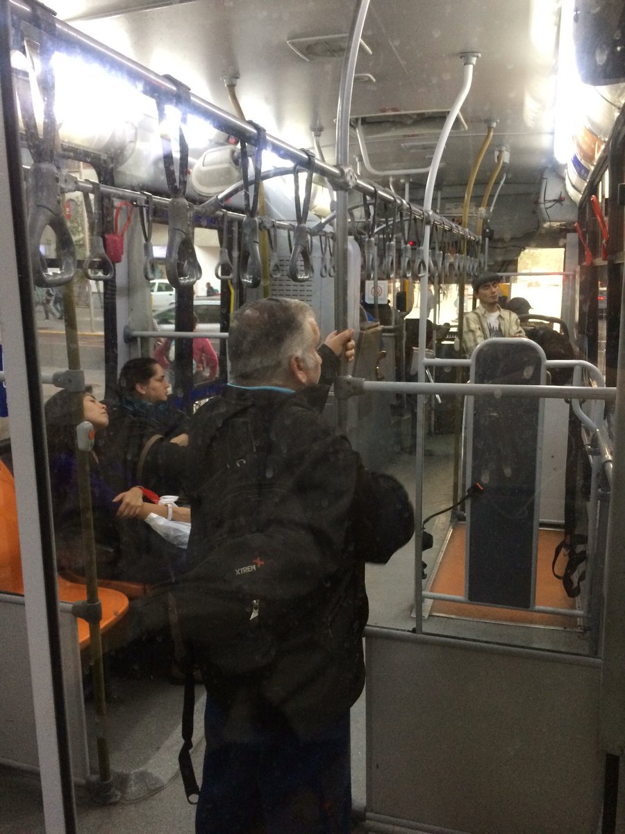 Positivasoy's tweet photo. Felicitar al chofer de la micro 214 (gran avenida) FLXL 97 @Transantiago 
Muy amable con la gente 👏🏼😃 https://t.co/0606dMfaYm