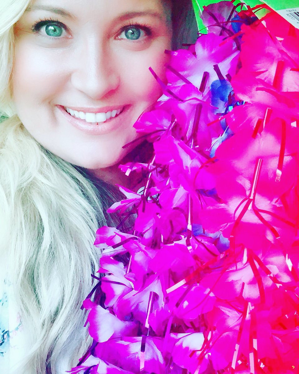 DeniseCarterPCB's tweet photo. Leis, Mai tais, Steel Drummer @RudyApplewhite and @TommyBahama Sounds like an Island Dinner Show tonight for @embarcresorts Members! 🌺🍹🥁🌴 #EmbarcSandestin #EmbarcEvents https://t.co/FMWCCku7YB