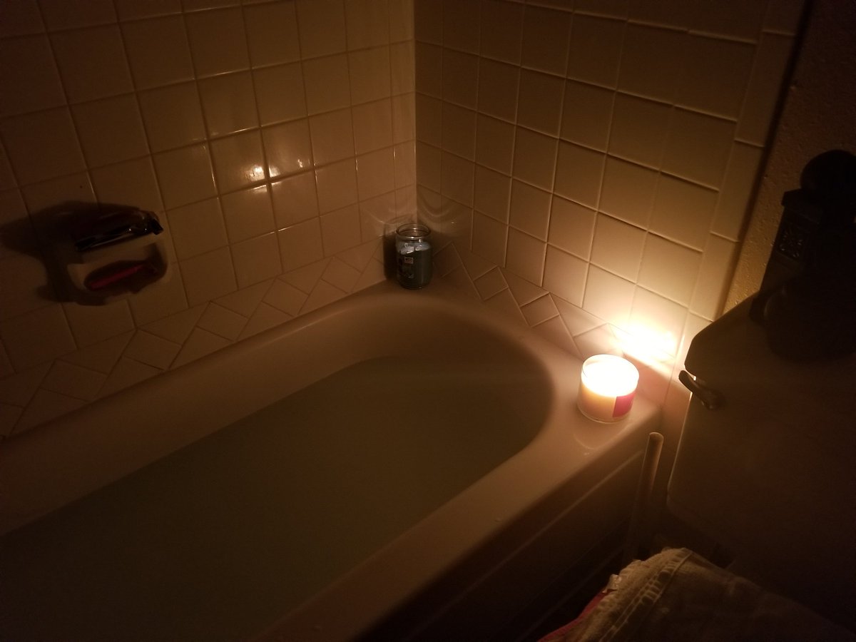 Cheyenne_0797's tweet photo. ATTENTION LADIES: Get you a husband that will run you a bath with candles and ocean wave sounds when he knows you're stressed and having a bad day ❤ Didn't even have to ask💕I got real lucky for sure❤ I love you baby, you don't even know ❤ @NuckinFuts20 https://t.co/NyJdMTcxzd